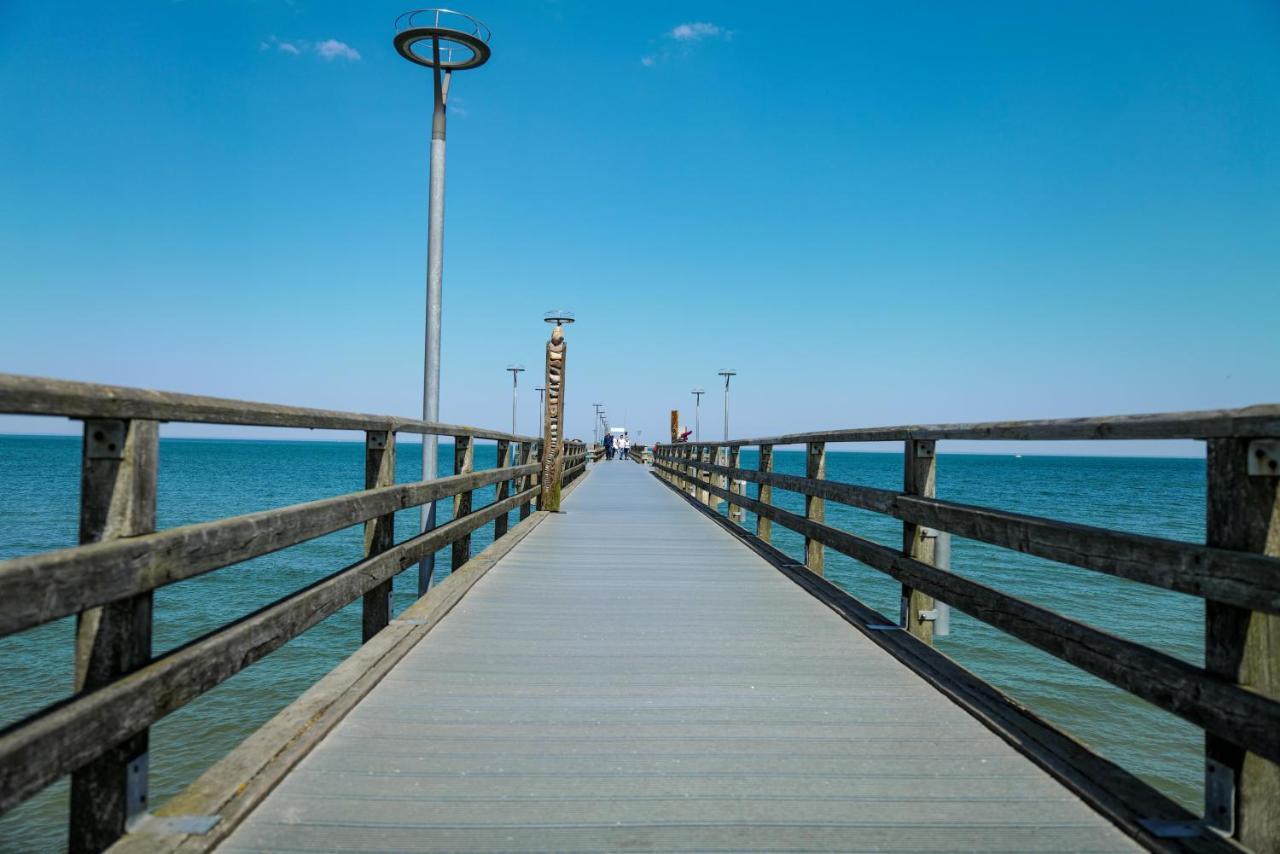 Ferienwohnungen Meerfarbig Zingst - Haustierfrei -Terrasse Mit Strandkorb Oder Balkon - E-Ladesaeule - Parkplatz - Wlan - Fahrradschuppen - Waschtrockner - Ruhig Und Zentral - Nichtraucher Zewnętrze zdjęcie