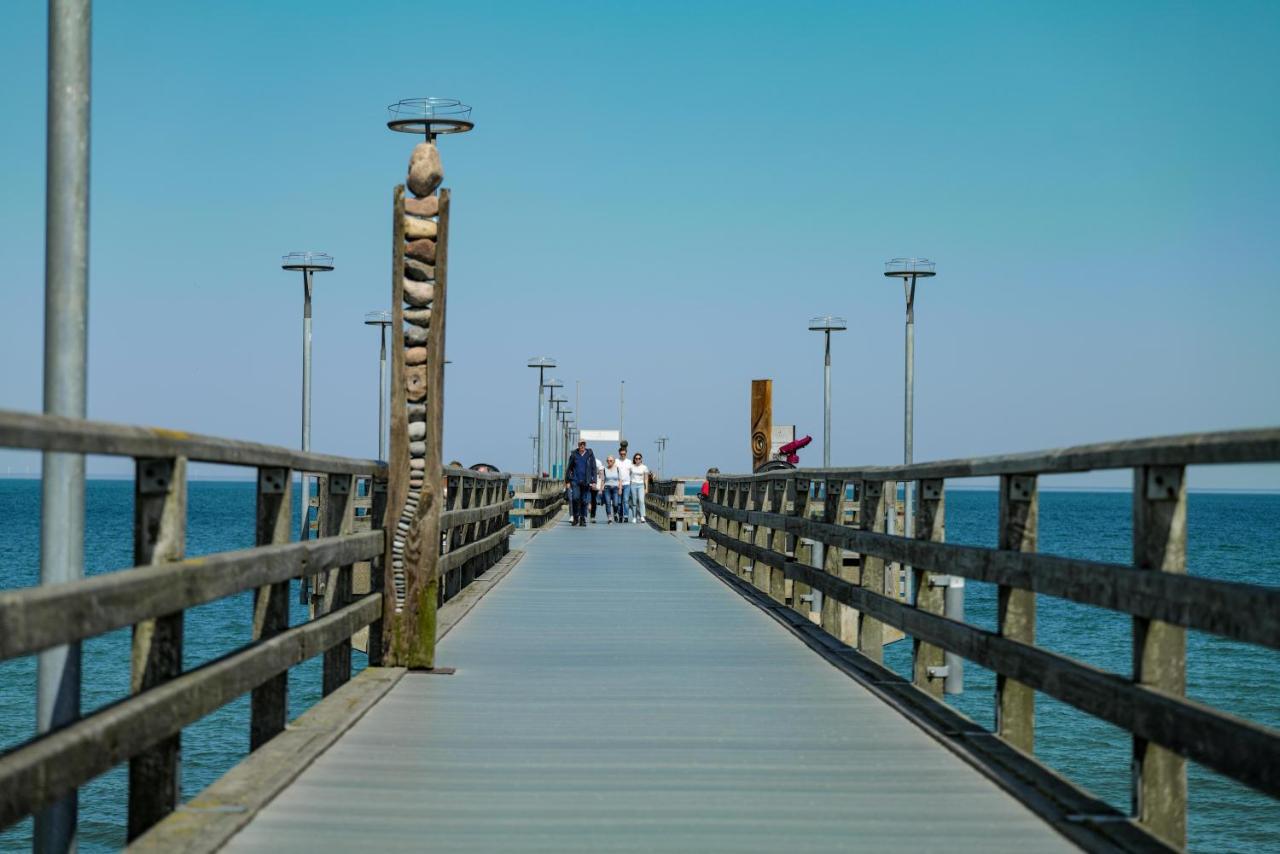 Ferienwohnungen Meerfarbig Zingst - Haustierfrei -Terrasse Mit Strandkorb Oder Balkon - E-Ladesaeule - Parkplatz - Wlan - Fahrradschuppen - Waschtrockner - Ruhig Und Zentral - Nichtraucher Zewnętrze zdjęcie
